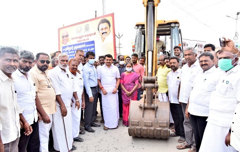 The Hon'ble Minister of Electricity, inaugurated the Road construction work at ward no. 86,87 & 88